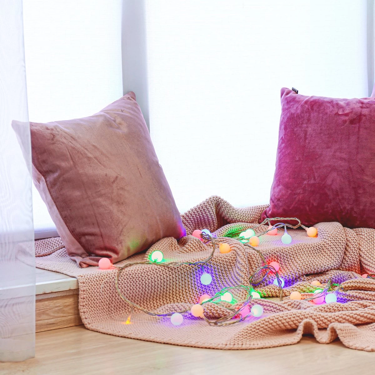 Luume Smart Led Lichtsnoer Voor Binnen - 6 Meter - Slimme Lichtslinger Met App - 33 Lampjes In Bolvorm - RGB En Warm Wit - Synchroniseert Met Muziek - Bolletjes Slinger Voor Slaapkamer En Kerstboom - Google Home En Alexa - Bluetooth - Afbeelding 6