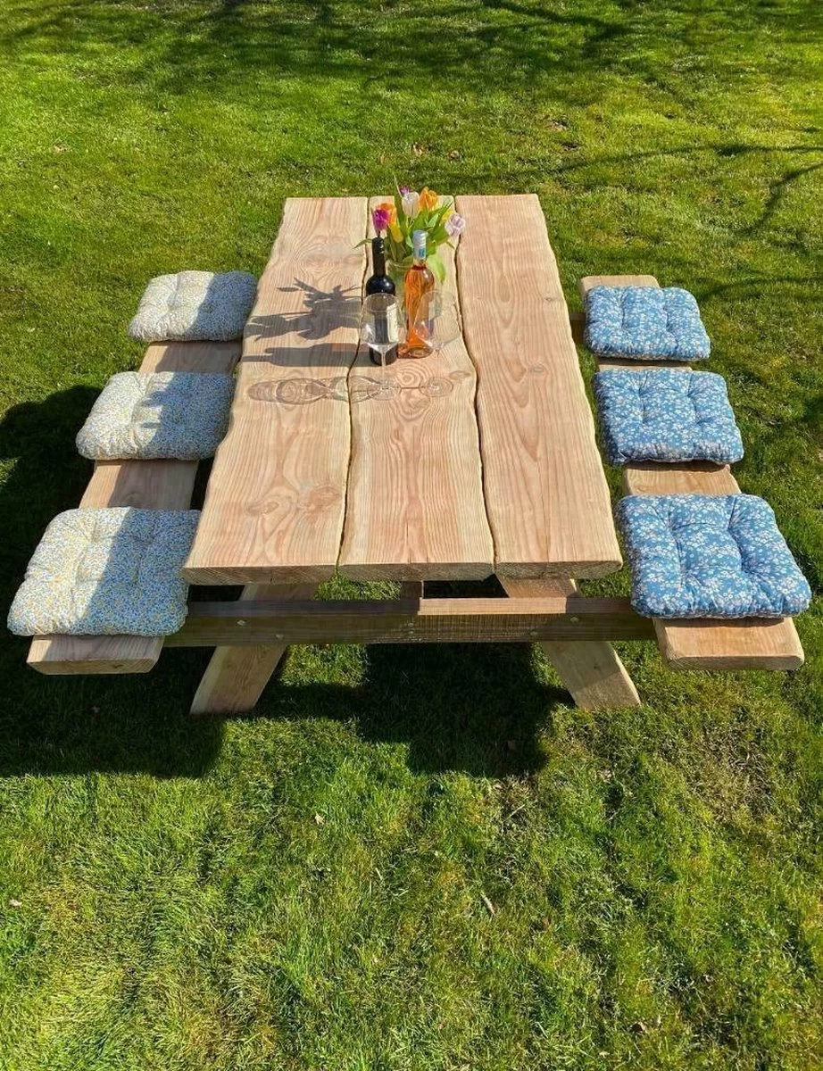 Robuuste Picknicktafel Van Douglashout. Duurzaam En Modern. Lengte 2,40 Meter